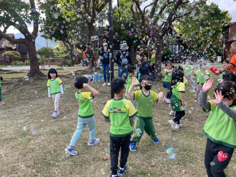 芝麻街小朋友野餐玩泡泡